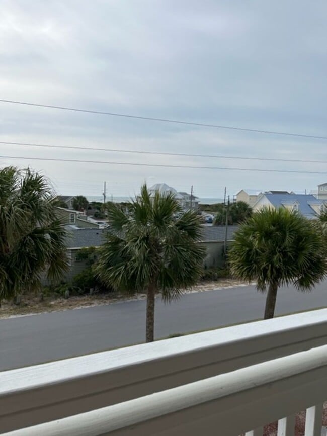 305 N Topsail Dr