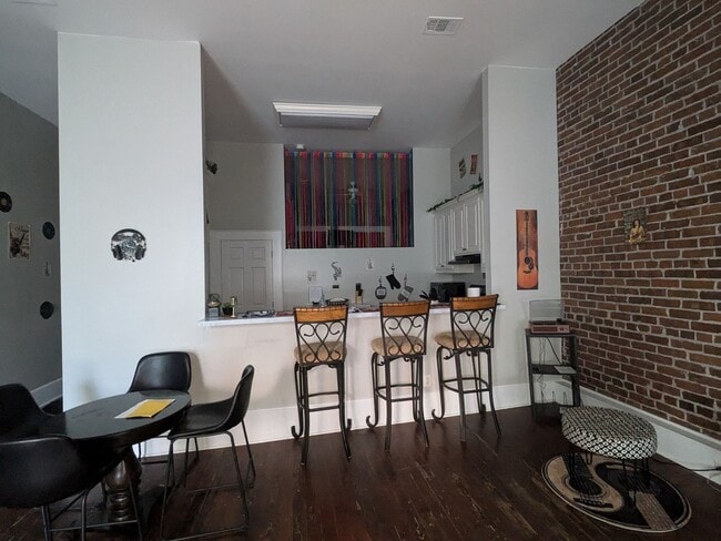 Photo - Cute Upstairs Down Town Apartment!