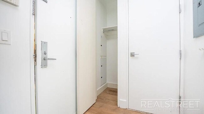Photo - Modern 2 bedroom - Awesome design and architecture. Unit GC
