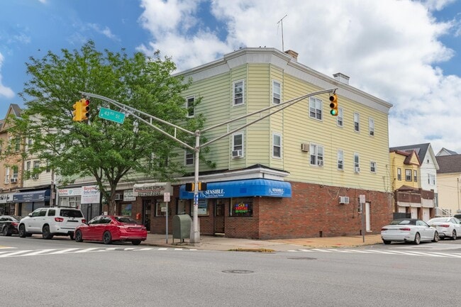 Building Photo - 910-912-912 Broadway Unit 3