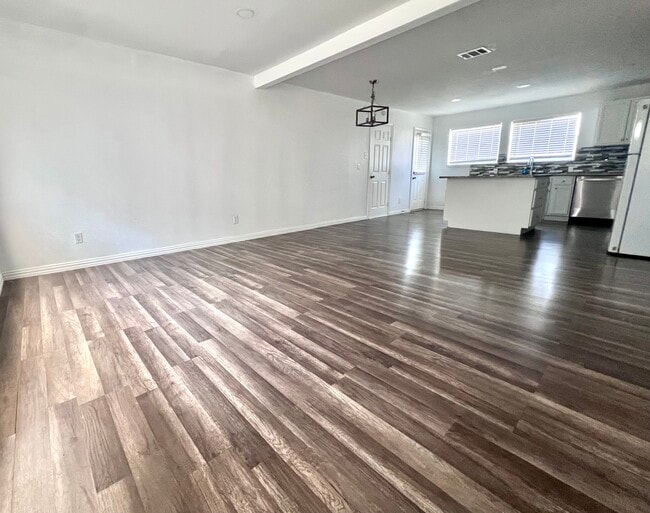 Photo - 421 W Grubb Dr