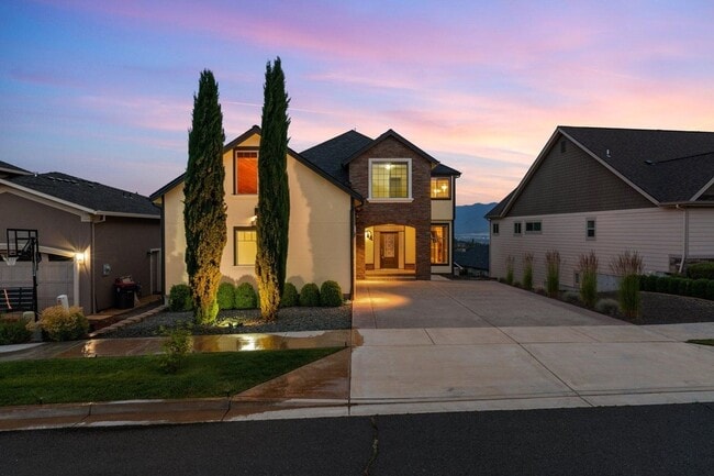 Building Photo - Luxury East Medford Home with 4 Bedrooms, 2 Bonus Rooms & Dual Living Areas