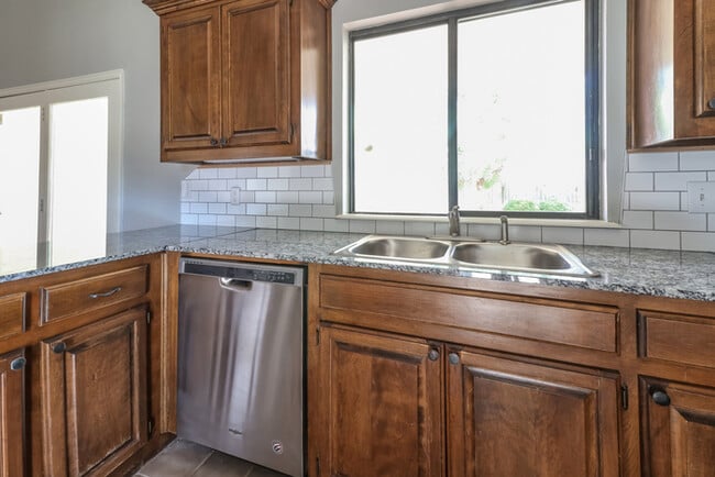 Photo - 904 Julies Trl