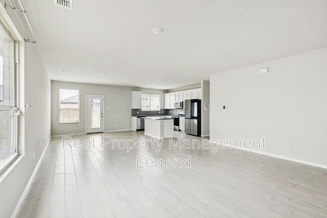968 Ravenwood Ln