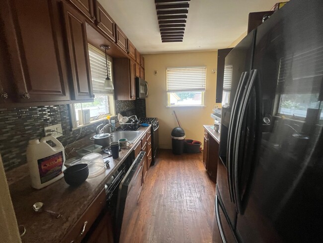 Photo - 834 Edward St