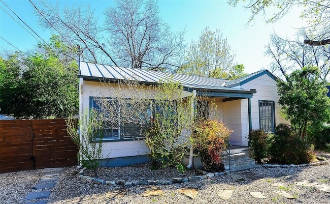 Building Photo - 410 Kenniston Dr