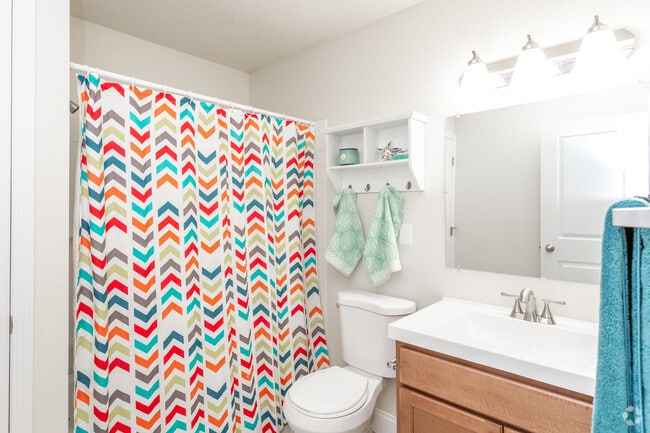 2BR, 2BA - 1,250 SF - Bathroom