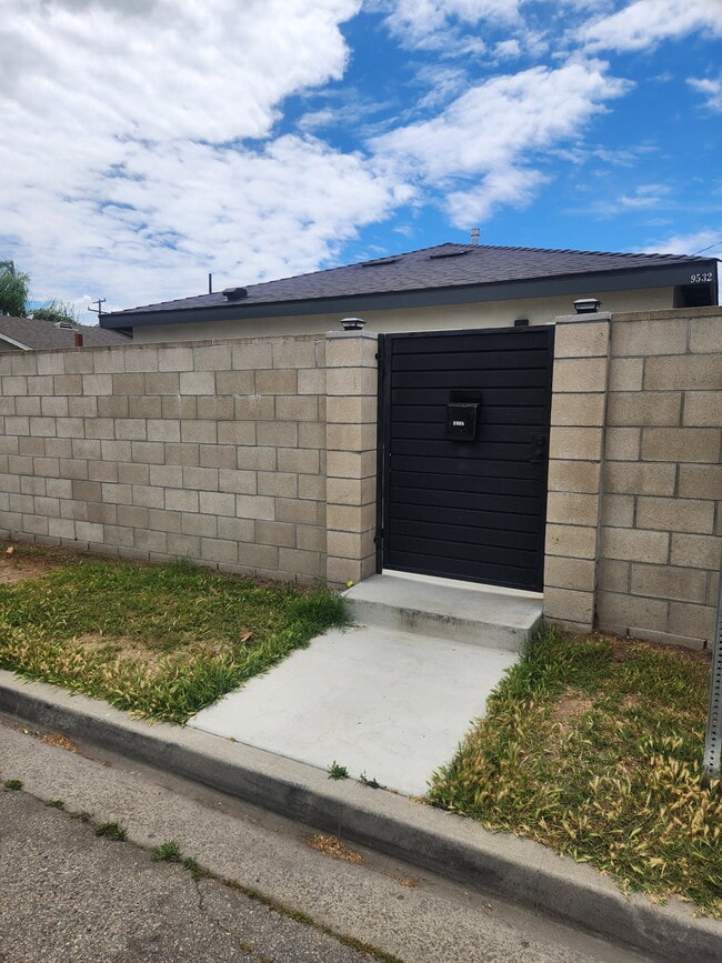 Building Photo - 9532 Bixby Ave
