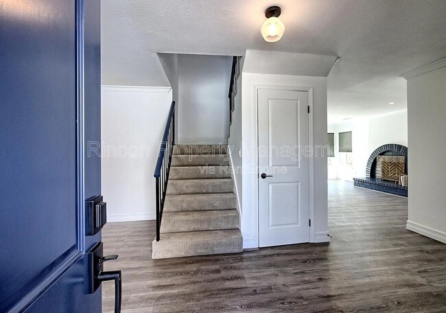 2585 Warbler Ave