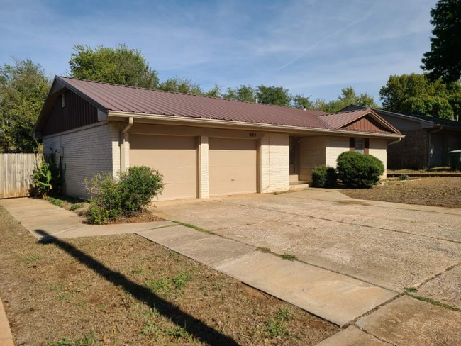 Photo - 925 Crown Dr