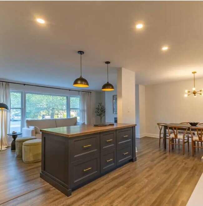 Photo - 400 Coombs Av