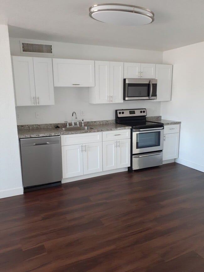 Photo - Spacious 4 Bed/2 Bath With Den  Updated Dec 2023.