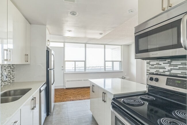 Photo - 77 Davisville