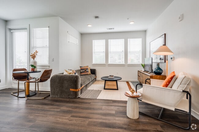2 BR, 2 BA - 1,100 SF