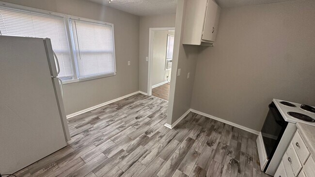 Photo - $825 - 2 bedroom/ 1 bathroom - Single Fami...