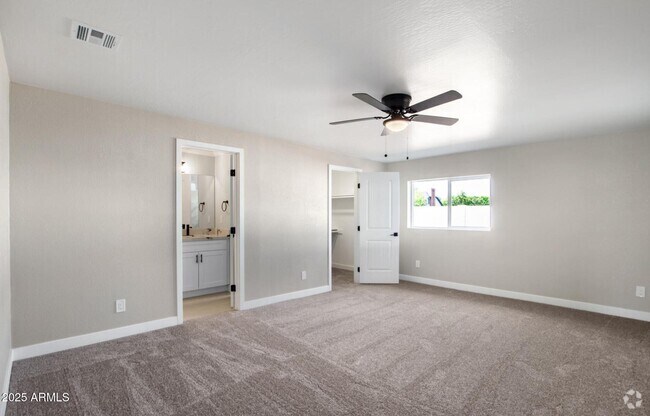 Building Photo - 4402 E Mitchell Dr Rental