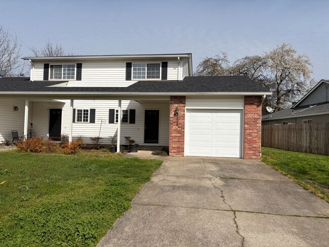 Building Photo - 3 Bedroom 2 bath Duplex