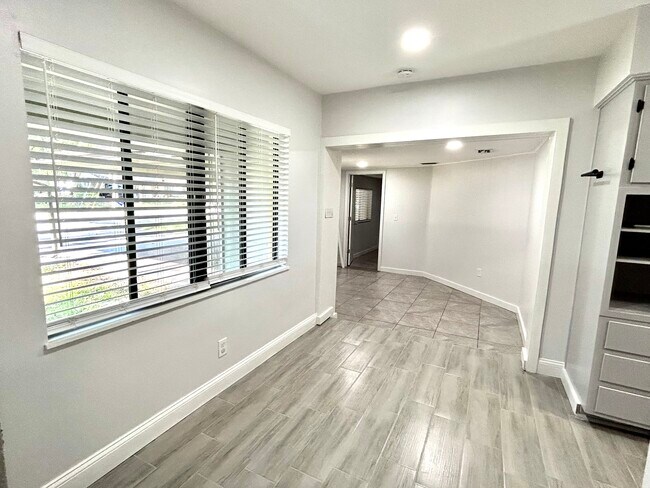 Photo - 487 Overstreet Ave