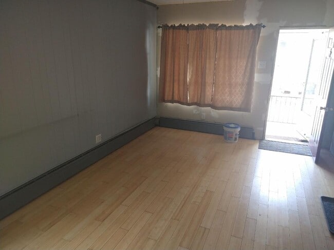 Photo - 634 E 4th St