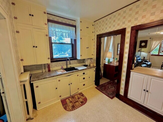 Cocina luminosa con acceso directo al salón - 123 N Broadway Ave Unidad 123 Broadway Av main flr