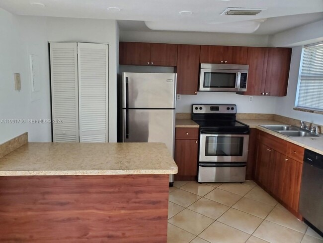 Photo - 555 NE 30th St Unit 502