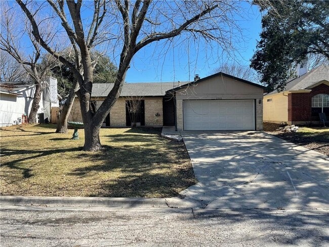 Photo - 2002 Holly Springs Dr