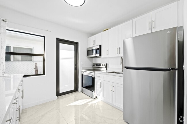 Building Photo - Newly renovated 2 Bed 1 Bath Duplex Rental