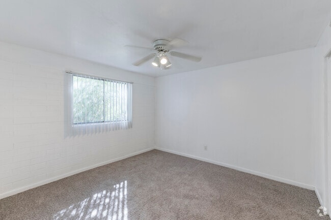 2BR, 2BA - 910SF - Primary Bedroom - U Apartments @ Melrose