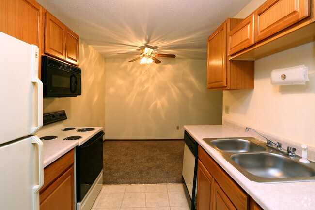1BR, 1BA - 725SF - Kitchen