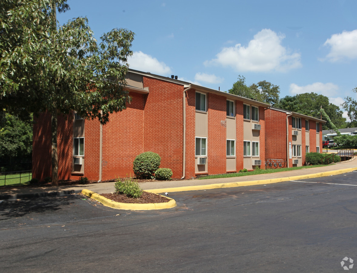 Forest Hills Village - Forest Hills Village Apartments