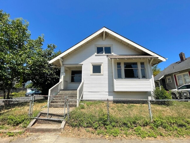 Building Photo - Central NE House with Basement, Hardwood F...