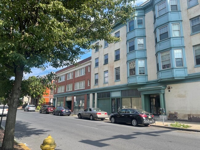Front - 502 Walnut St Apartments