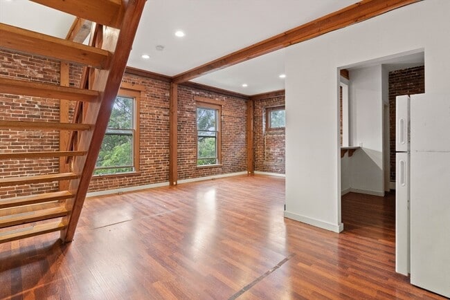 Photo - 100-102 Main St Unidad 2