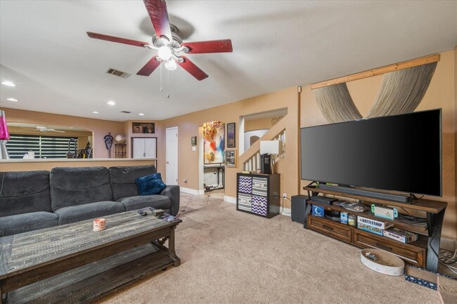 Photo - 922 Satellite View