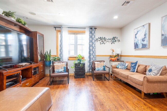 Building Photo - 530 40th St Unit 1