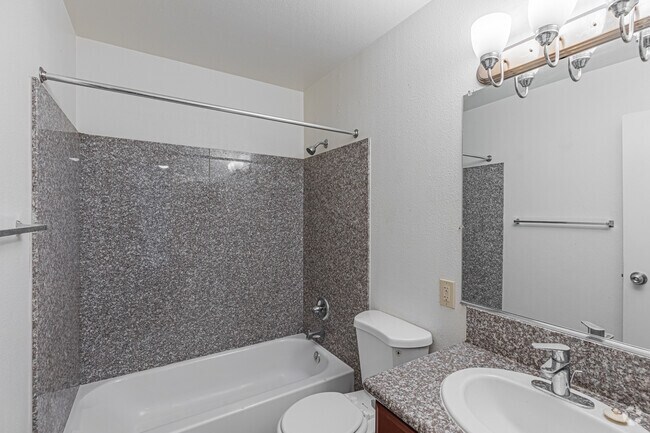 2 habitaciones, 1 baño - 841 pies cuadrados - Baño