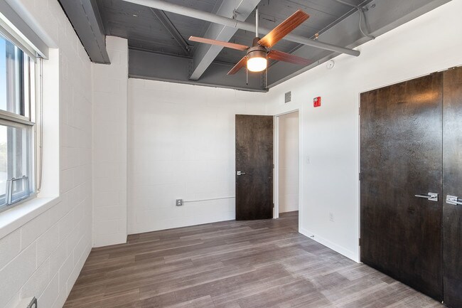 Building Photo - 1108 E 30th St Unit 319