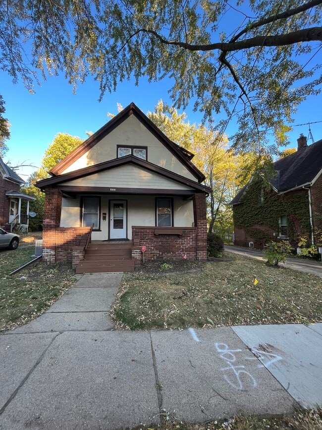 Building Photo - 3 bedroom home available in Rockford