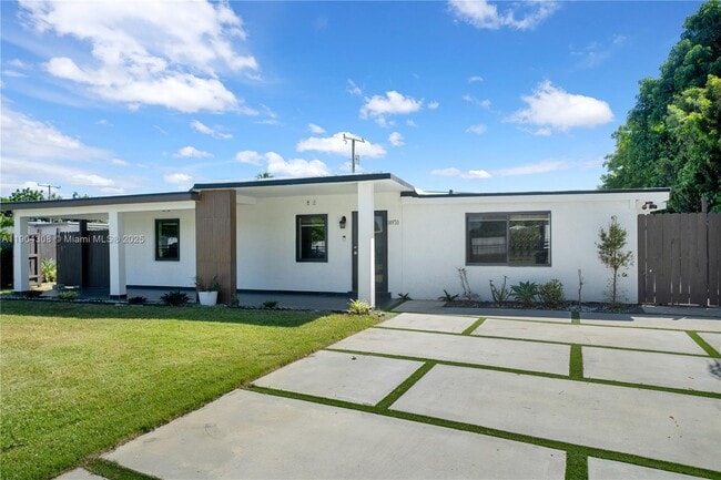 Building Photo - 14970 Leisure Dr