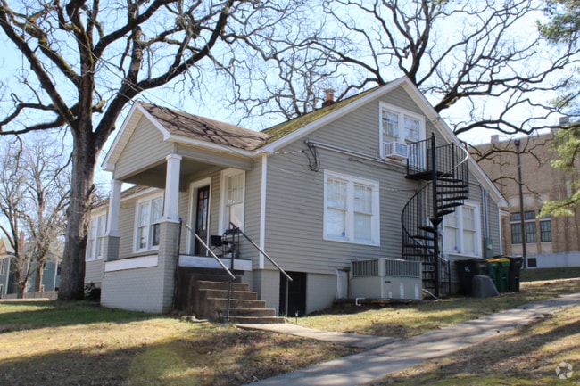 Building Photo - 4000 Woodlawn Dr Unit A Rental