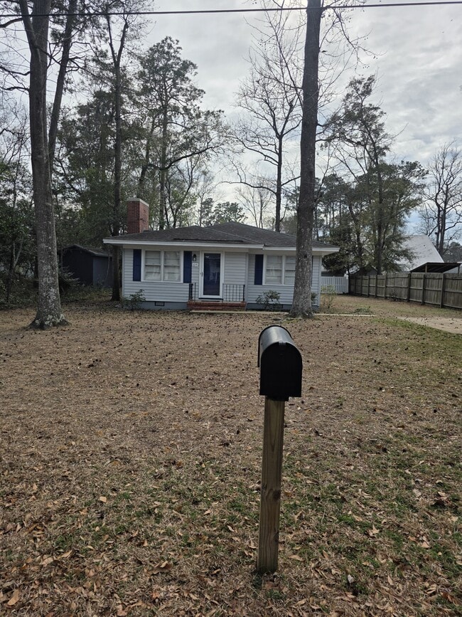 Building Photo - 615 Pine Dr