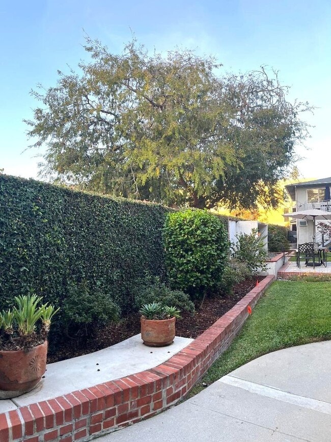 251 N El Molino Ave