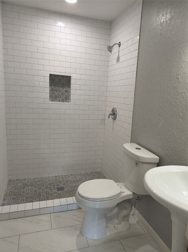 Building Photo - 2305 55th St Unit 5 Rental