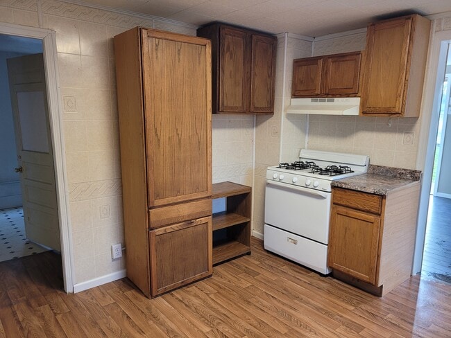Spacious Kitchen with storage - 1132 N Trimble Rd