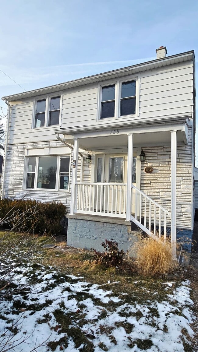 Photo - 725 Dickson St