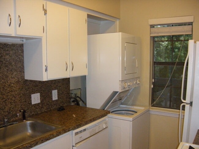 Photo - HYDE PARK TERRACE - NORTH CAMPUS - PRIVATE UPDATED 1 BEDROOM FOR AUGUST 2026 PRE-LEASE