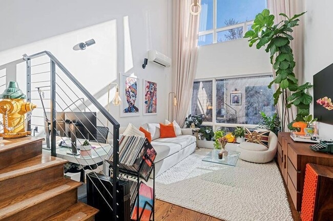 Building Photo - 299 Van Buren St Unit 2C