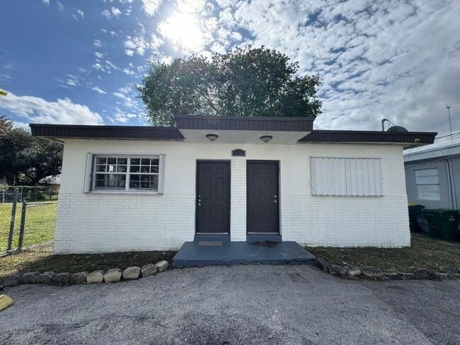 Building Photo - 1042 Foster Rd