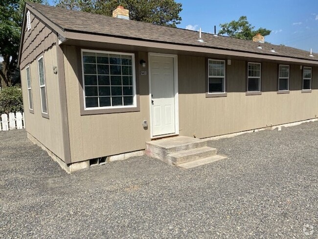 Building Photo - Remodeled 2 bedroom 1 bath in Warden Unit 216 Ash St Rental