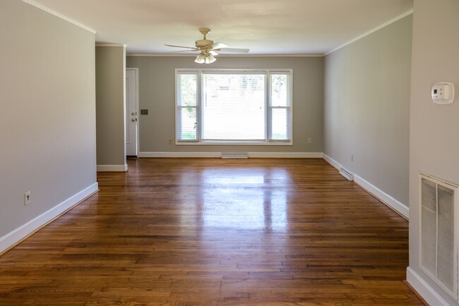 Photo - 3 Bedroom, 2 Bath house with fenced yard!